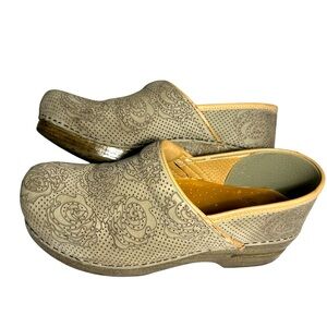Dansco Tan Floral Perforated Leather Clogs Sz 40 (9.5)